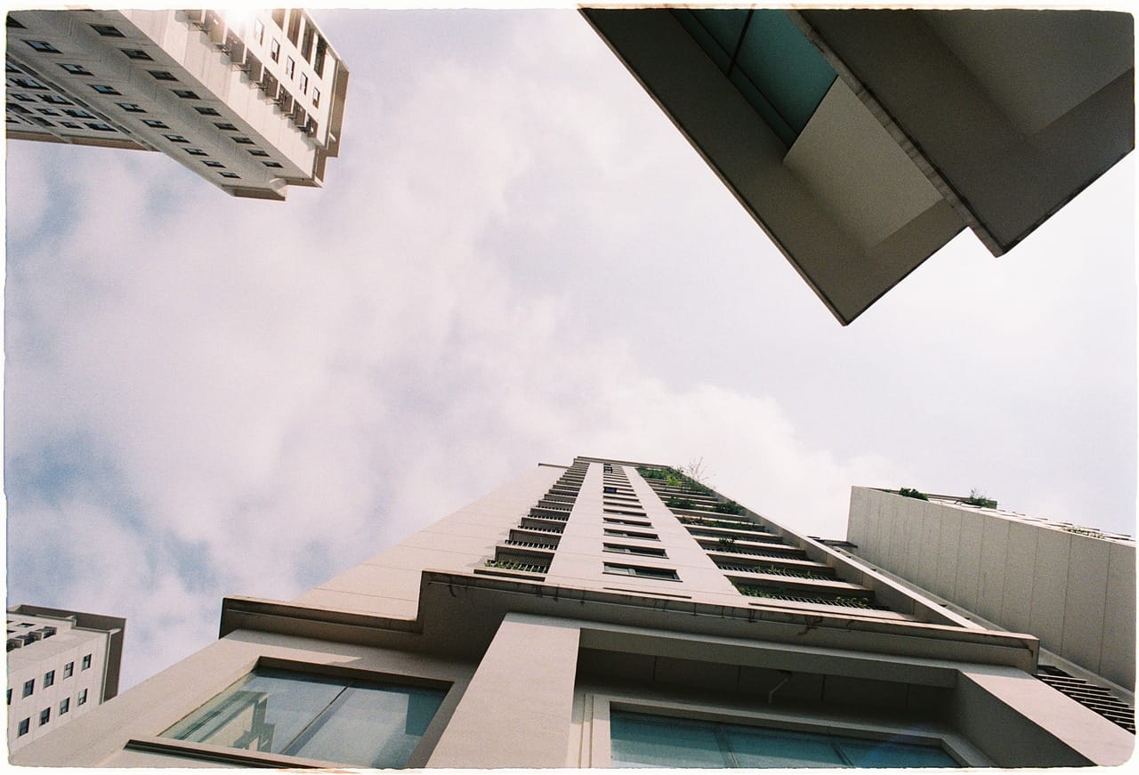 10 najmodniejszych lamp do salonu w tym sezonie