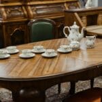 Porcelanowy zestaw do herbaty na vintage stole w antykwariacie