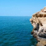 Klify wapienne Algarve nad lazurowym Atlantykiem w słoneczny dzień