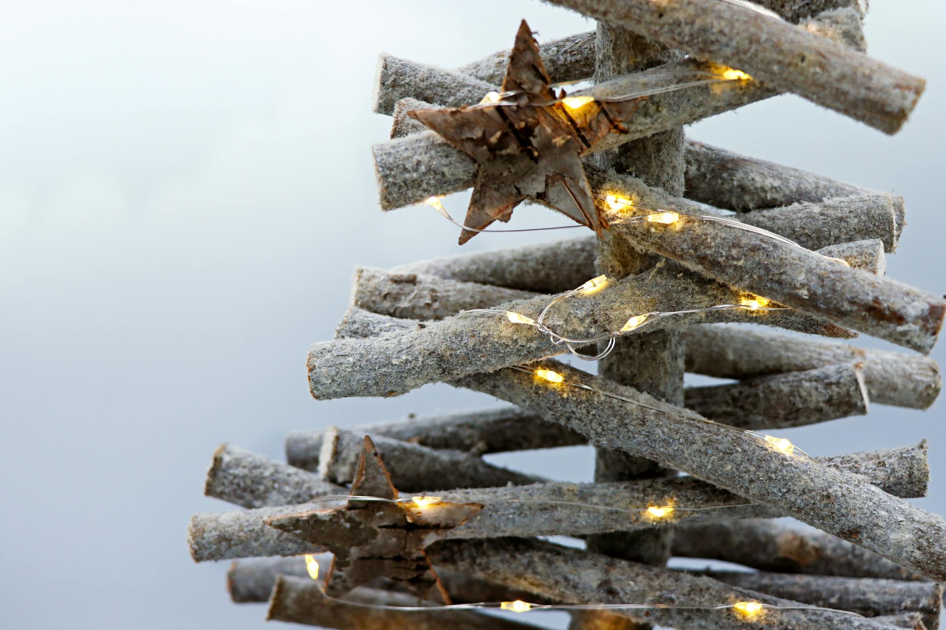 Minimalistyczna drewniana choinka eko ze światełkami i gwiazdkami