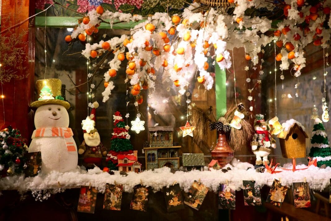 Świąteczna dekoracja okienna z bałwanem i kolorowymi ozdobami