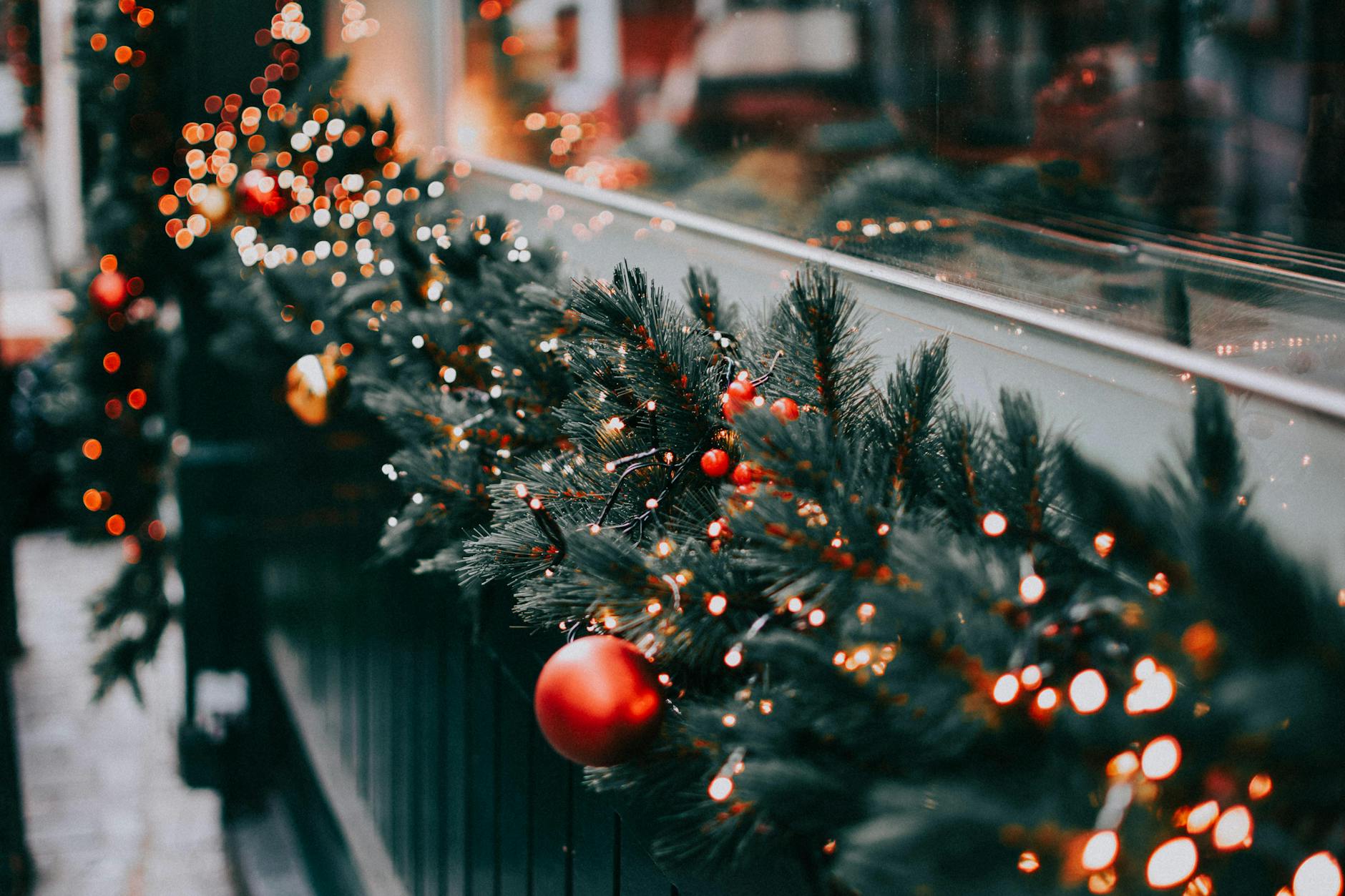 Świąteczny girland i lampki LED ozdabiające okno