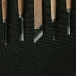 Jak wybrać odpowiednie drewno do rzeźbienia: praktyczny przewodnik dla początkujących i zaawansowanych Zestaw narzędzi do rzeźbienia w drewnie na ciemnym materiale