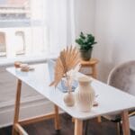 Minimalistyczne biurko z laptopem przy oknie w domowym biurze