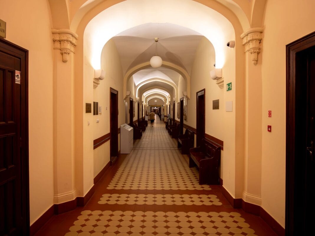 Jak wybrać paletę kolorów do mieszkania w bloku, gdy masz ciemny korytarz i jasny salon
