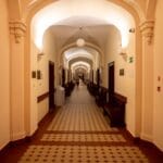 Jak wybrać paletę kolorów do mieszkania w bloku, gdy masz ciemny korytarz i jasny salon