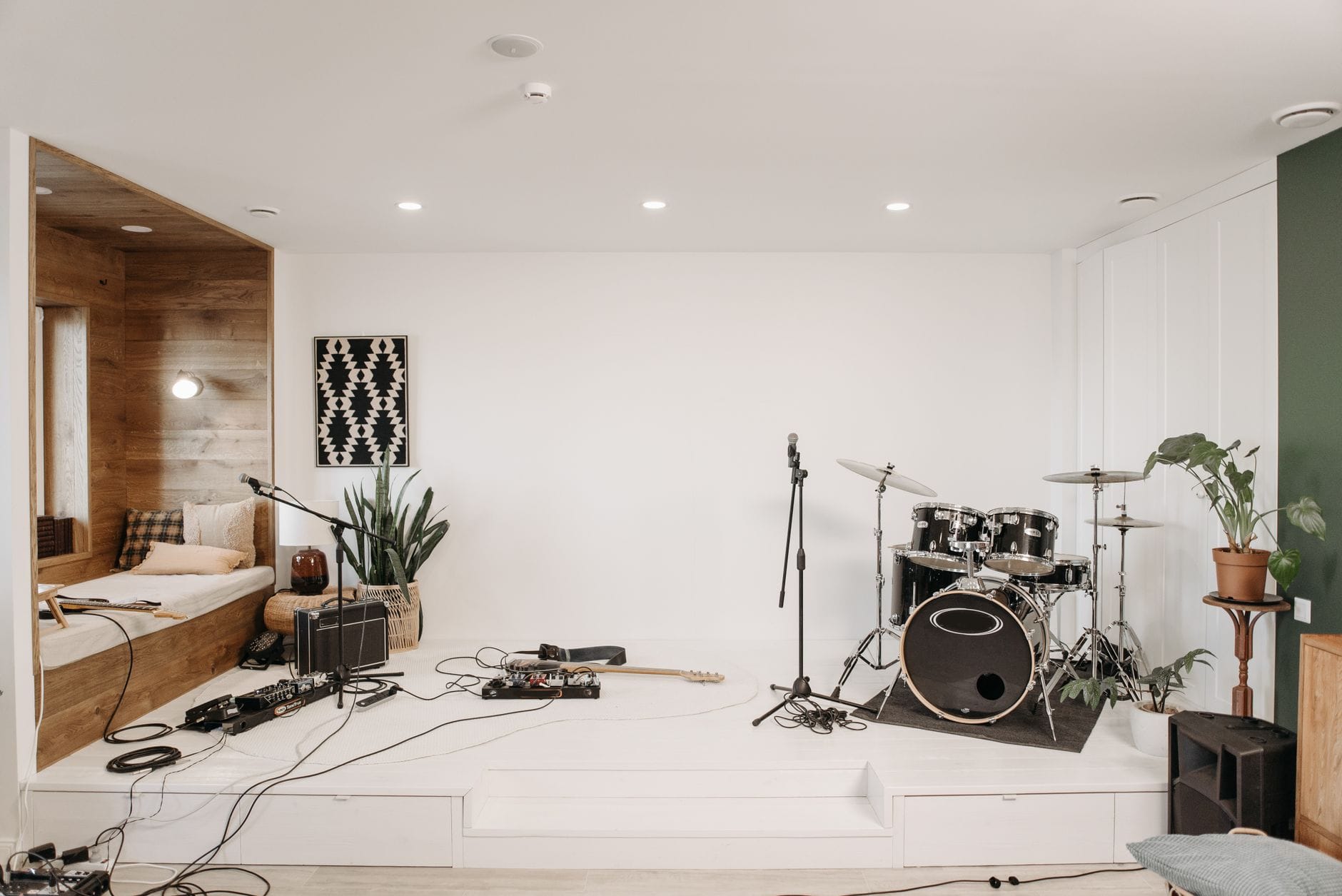 Nowoczesne studio muzyczne z perkusją, gitarą i wygodną strefą odsłuchu